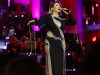 UKRALA SHOW: Malo ko bi u njenim godinama nosio ovakvu haljinu (FOTO)