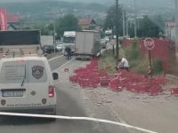 HAOS NA MAGISTRALNOJ CESTI: Kamion rasuo teret usred vožnje, staklo i gajbe preplavili kolovoz, formirale se kilometarske kolone