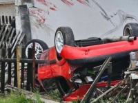 OGROMNOM BRZINOM ULETIO U DVORIŠTE, PA SE ZAKUCAO U KUĆU: Isplivao snimak jezive nesreće - sumnja se da su se trkali