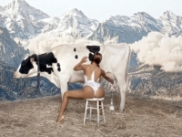 90 SEKUNDI ŠOKA: Bianca Censori u donjem rublju i štiklama muze kravu, dolazi Kanye, onda kreće potpuna bizarnost (VIDEO)