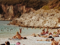 SRBI DOŠLI NA PLAŽU PA SE POČELI ZGRAŽATI KADA SU VIDJELI KOLIKO ĆE IM NAPLATITI LEŽALJKE: 'Ovo nisam očekivala'