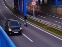 NEVJEROVATAN RIZIK: Dvije osobe na romobilima divljale prometnicomm, policija ih traži (VIDEO)