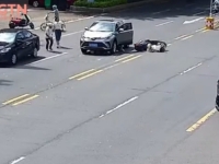 DRAMATIČNA AKCIJA SPAŠAVANJA: Prolaznici podigli automobil i u posljednjem trenutku spasili majku i dijete (VIDEO)