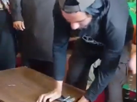 ASPURADAN SNIMAK IZ AFGANISTANA: Talibani golim rukama lome pametne telefone dok državu vode preko WhatsAppa (VIDEO)