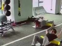 URNEBESAN SNIMAK IZ TERETANE: Čovjek zaspao tokom zagrijavanja i probudio se nakon sedam sati (VIDEO)