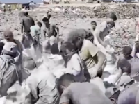 SRCEPARAJUĆI PRIZORI IZ GAZE: Izgladnjeli Palestinci prisiljeni skupljati brašno s tla kako bi preživjeli (VIDEO)