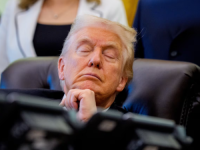 NIJE MU PRVI PUT: Donald Trump zaspao na vlastitom rođendanu tokom UFC spektakla u Bijeloj kući (VIDEO)