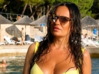 MAJKA ALEKSANDRE PRIJOVIĆ SE SKINULA I USIJALA MREŽE: 'Grmi' u žutom bikiniju, niko ne može da vjeruje koliko ima godina (FOTO)