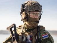 POTEZ NATO-a POKRENUO ŽESTOKU RASPRAVU NA DRUŠTVENIM MREŽAMA: Zbog čega su zamućeni amblemi na uniformi hrvatskog vojnika? (FOTO)