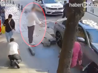 STRAVIČAN SNIMAK: Auto pokosio pješaka na trotoaru, sve snimila kamera (VIDEO)