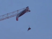 JEZIVE SCENE OBIŠLE SVJETI: Paraglajder ostao visiti visoko u zraku nakon što se zakačio za kran! (VIDEO)