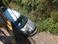 HITNA POMOĆ JE NA TERENU: Automobil završio ispod mosta (FOTO)