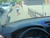 OBRAČUN ŽIVACA NA ASFALTU: Zbog jednog manevra blokirana cijela ulica (VIDEO)