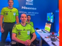 ŠOKANTNE SCENE NA SVJETSKOM PRVENSTVU: Kamere uživo snimile VAR sudiju kako pokazuje rasistički simbol (VIDEO)