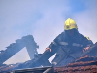 TRAGEDIJA KOD BH. GRADA: Planula porodična kuća tokom noći, pronađeno tijelo 86-godišnjaka