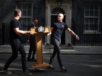 DOK PREMIJERI PADAJU, ON OSTAJE: Zvijezda Downing Streeta ponovo osvojila društvene mreže