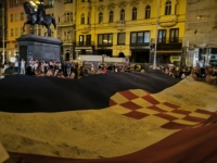 'NIJE MI TO NORMALNO': U Zagrebu raširili hrvatsku zastavu, policija ih kaznila s 570 eura