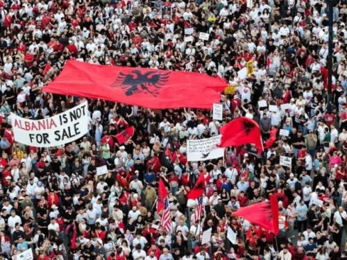 'REVOLUCIJA FLAMINGOSA' TRESE REGION: Zbog projekta Trumpovog zeta gori Albanija, građani poručuju - 'Rušimo cijeli sistem, ovo je gore od pada komunizma'