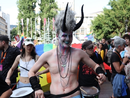 'SB' NA SARAJEVSKIM ULICAMA: Pogledajte atmosferu na bh. povorci ponosa (FOTO)