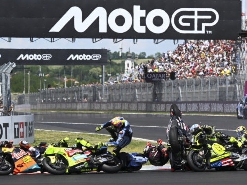 HOROR NA MOTOGP TRCI: Snimak stravičnog lančanog sudara u prvom zavoju obišao svijet, ljekari hitno prevezli poznate vozače