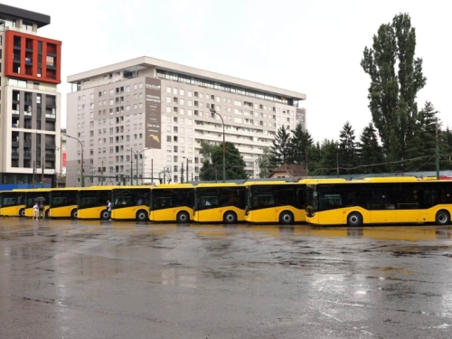 GRAS BOGATIJI ZA DESET NOVIH AUTOBUSA: Pogledajte kako izgledaju i koliko su koštali (FOTO)