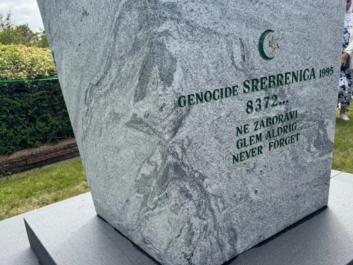 DIJASPORA U DANSKOJ ODALA POČAST: Otkriven 'Cvijet Srebrenice' u Tønderu, sjećanje na Srebrenicu mora biti ugrađeno u temelje društva (FOTO)