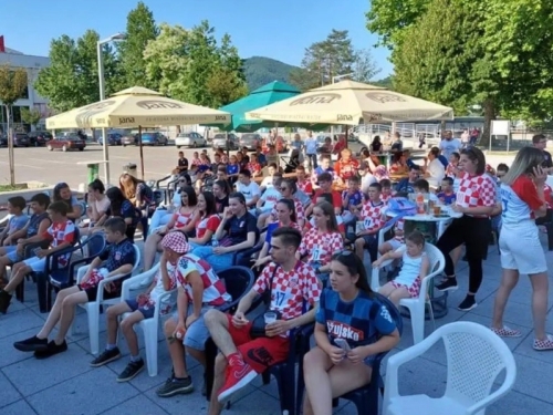 RASKRINKANA NAREDBA HDZ-ovog NAČELNIKA: Tvrdio da se trg renovira pa zabranio navijanje za BiH, a fotografije sa terena dokazale NEVIĐENU LAŽ