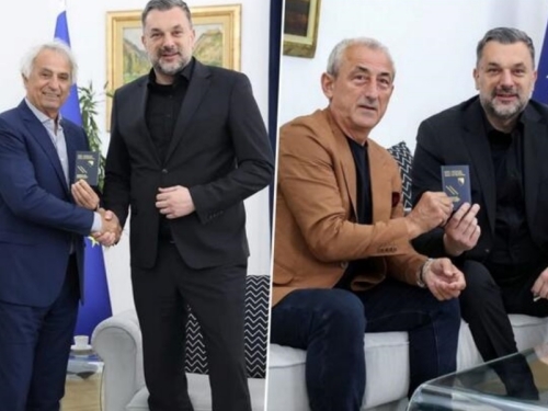 VELIKO PRIZNANJE ZA LEGENDE BH. NOGOMETA: Diplomatski pasoši uručeni Vahi i Meši