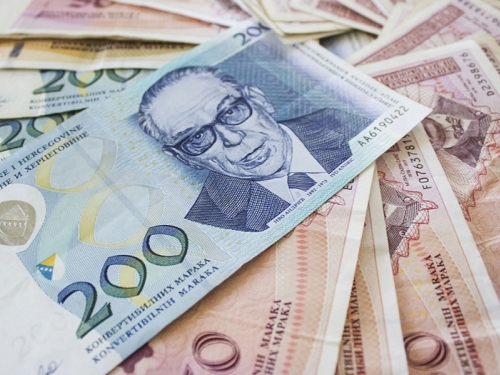 PENZIONERI ČASTE POŠTARE: Počela isplata mirovina za maj, najniža iznosi...