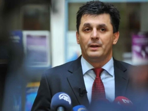 KOMENTAR PROFESORA LAVIĆA: Politička partija ne predstavlja narod ili jednu narodnu grupu!