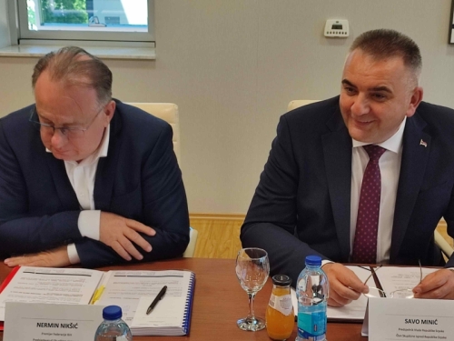 ONI TO ZOVU 'USPJEHOM': Danas su se i RS i FBiH zadužili po 50 miliona KM!