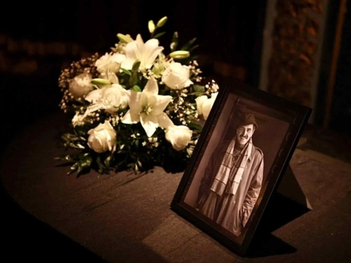ODRŽANA KOMEMORACIJA U NARODNOM POZORIŠTU: Sarajevo se oprostilo od velikana bh. likovne umjetnosti Edina Numankadića