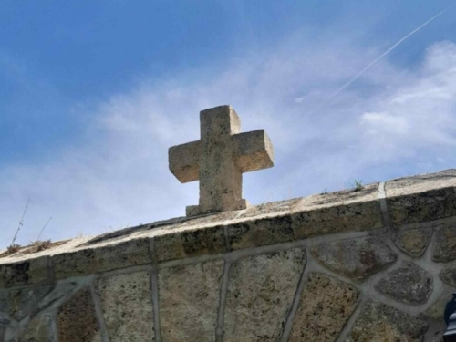 OVO JE BOSNA I HERCEGOVINA: Bošnjaci pomažu izgradnju pravoslavne crkve (FOTO)