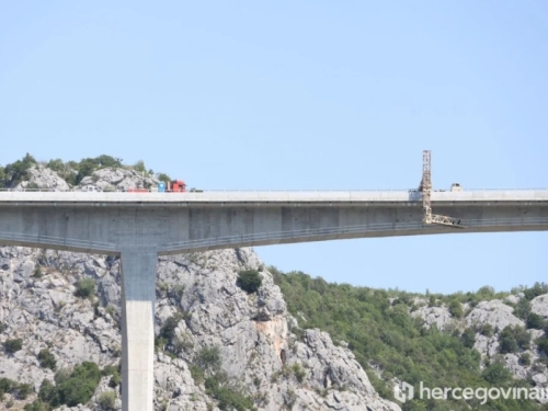 IMPOZANTNA GRAĐEVINA U NOVOM RUHU: Počelo postavljanje iluminacije na mostu Hercegovina