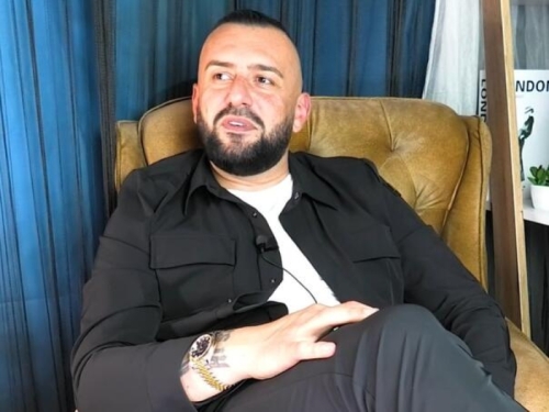 TUŽNA PRIČA PJEVAČA IZ SANDŽAKA: 'Oca su mi ubili, stric ga je u sudnici osvetio' (VIDEO)