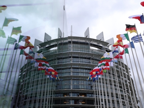 POVLASTICE KAD POLITIČARI SEBI KROJE PRAVILA: Europarlamentarci u penziju idu sa 63 godine i sa iznosom do čak...