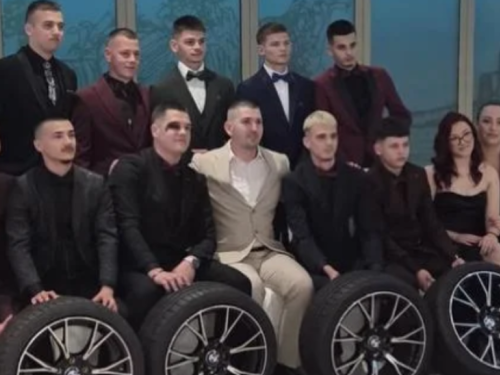NESVAKIDAŠNJI POKLON: Pogledajte šta su maturanti iz BiH poklonili svom razredniku