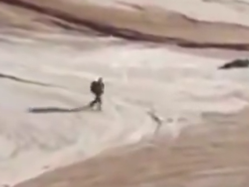 JEZIVE SCENE IZ UKRAJINE: Dronom srušili brdo na ruskog vojnika (VIDEO)