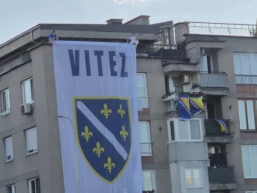 NE STIŠAVA SE BURA ZBOG ZASTAVE S LJILJANIMA U VITEZU: Susjedi prijetili da će je zapaliti ako ne bude uklonjena