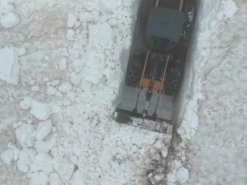 DOK JEDNI TRAŽE SPAS OD VRUĆINE, DRUGI ČISTE SNIJEG: Nevjerovatni prizori iz Turske (VIDEO)
