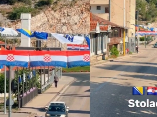 STOLAC POKAZAO DA SE MOŽE ZAJEDNO ŽIVJETI: Zastave Herceg-Bosne, Ljiljana i BiH na jednom mjestu