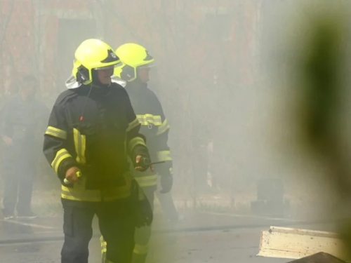 DRAMA U BANJALUCI: Odjeknula snažna eksplozija u restoranu, vatrogasci se borili s buktinjom! (VIDEO)