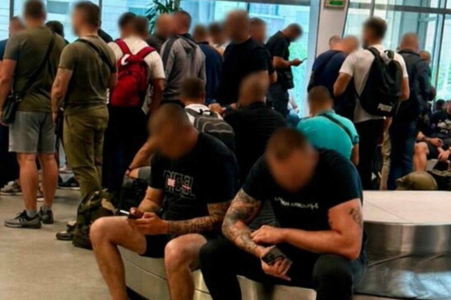 VUČIĆEV REŽIM SE SVETI CRNOJ GORI: Zaustavljaju Crnogorce na granici; pogledajte kakve monstrume je poslao u Tivat... (FOTO)