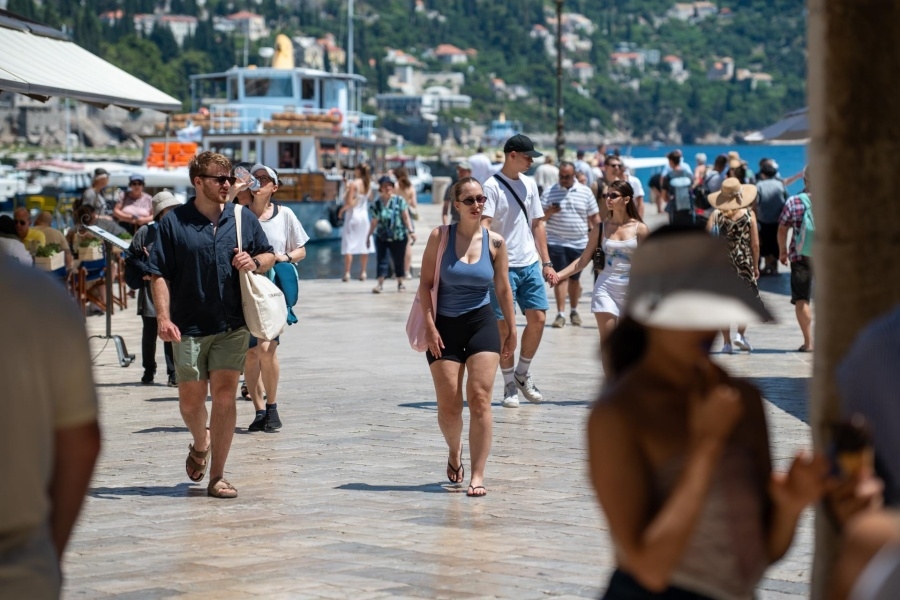 TURISTI NE ŠTEDE HRVATSKU: Ogorčeni cijenama u Dal