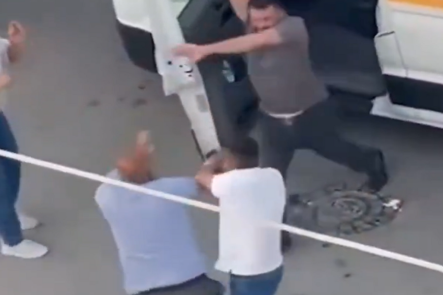 SVI SU MISLILI DA JE GOTOV:  Napadač potegao oružje, a njegova reakcija je ŠOKIRALA SVE (VIDEO)