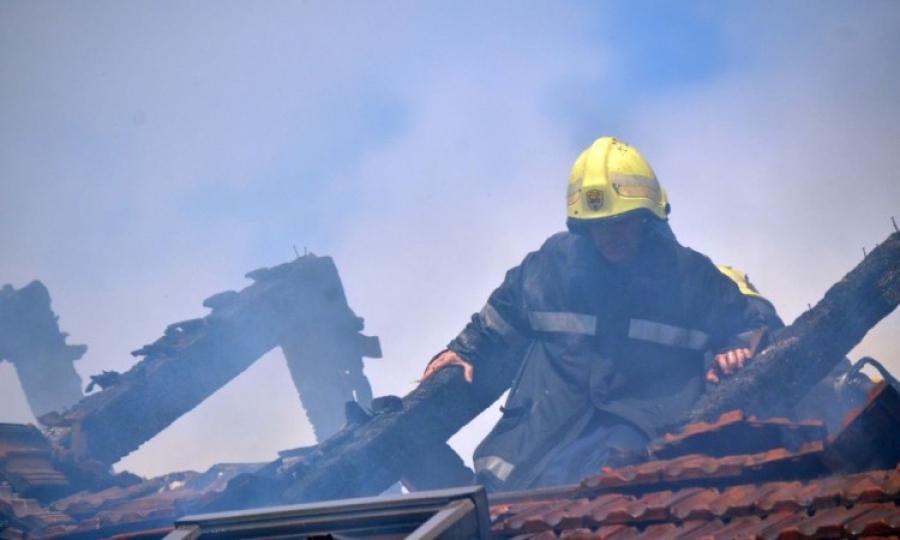 TRAGEDIJA KOD BH. GRADA: Planula porodična kuća tokom noći, 