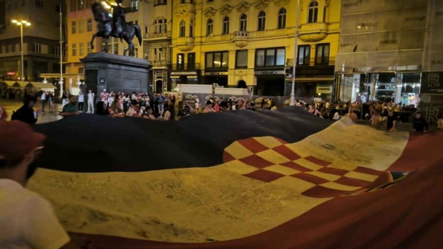 'NIJE MI TO NORMALNO': U Zagrebu raširili hrvatsku zastavu, policija ih kaznila s 570 eura