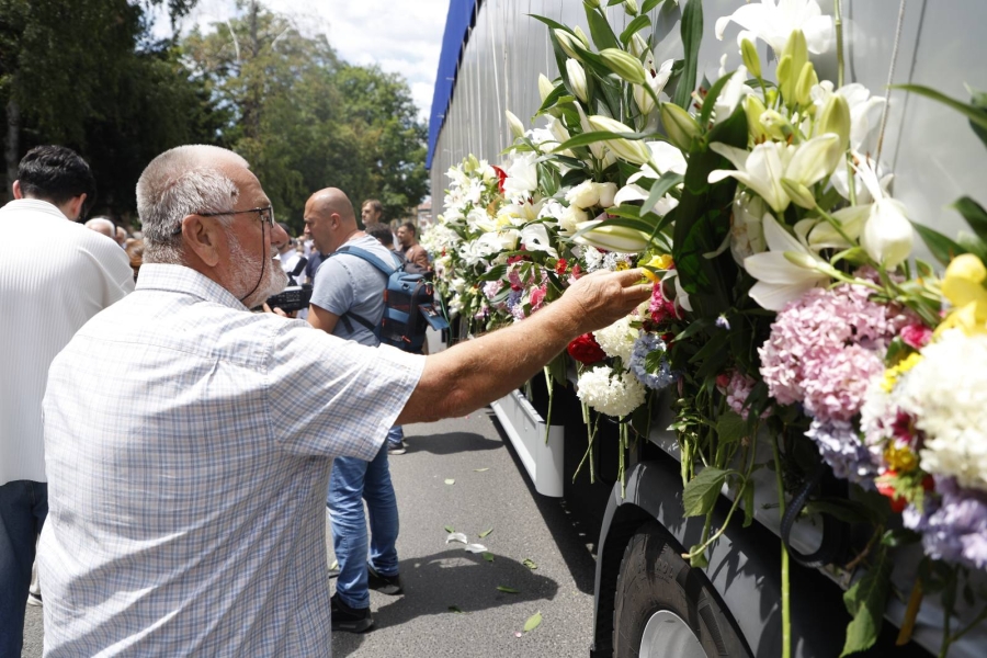 'SB' NA LICU MJESTA: Kolona s posmrtnim ostacima žrtava srebreničkog genocida stigla ispred Predsjedništva BiH (FOTO)