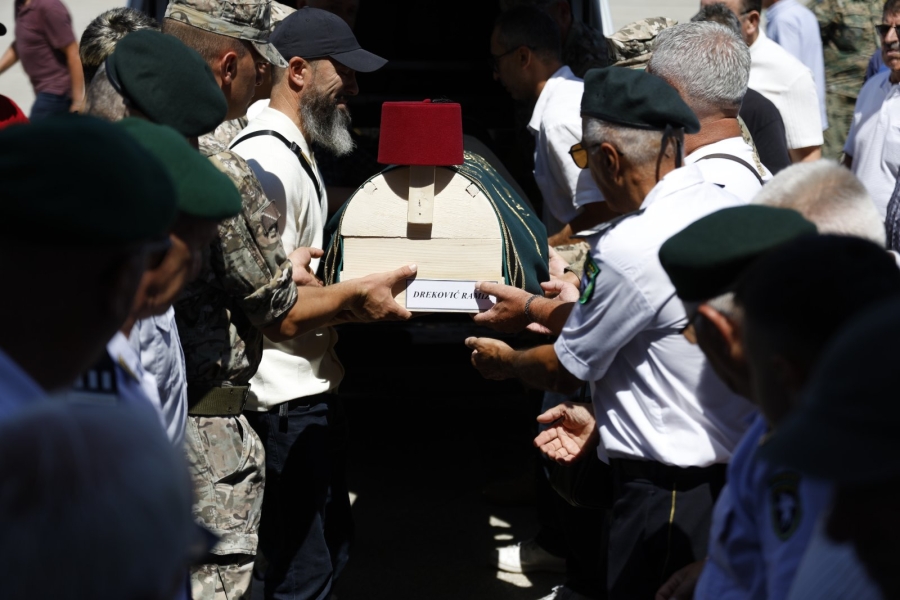 POSLJEDNJI ISPRAĆAJ VELIKANA: Sahranjen general Armije RBiH Ramiz Dreković na Vlakovu (FOTO)