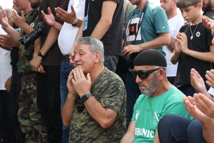 POTOČARI SUZE I DOVE: Klanjana dženaza namaz za 10 žrtava genocida u Srebrenici (FOTO)